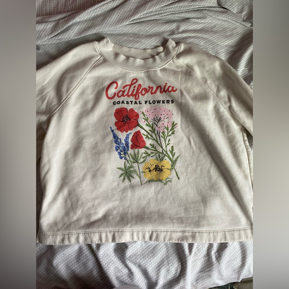 Old Navy crewneck. Coastal flowers. Cream, size S.